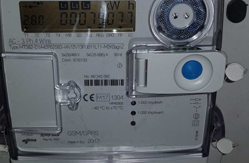 Compteur électrique numérique affichant des lectures de consommation énergétique, avec un écran LCD et un boîtier transparent.