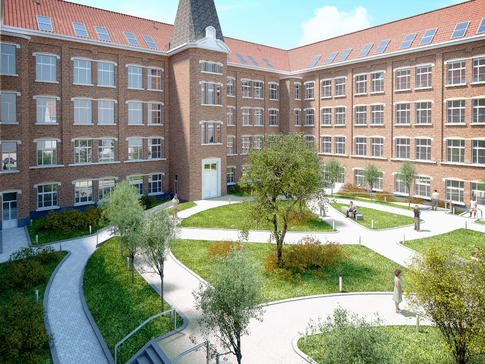 Cour intérieure d'un bâtiment en briques rouges avec des fenêtres blanches, entourée de chemins pavés et de zones vertes aménagées avec des arbres.